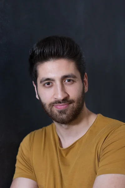 Sexy Modemann mit Bart lässig lächelnd gegen Wand gekleidet — Stockfoto