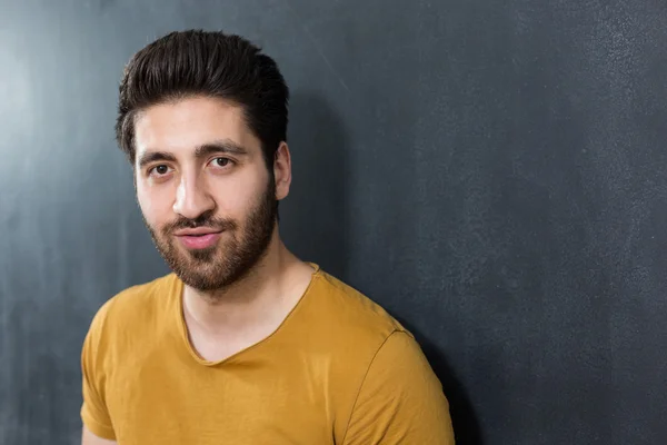 Réfléchi et beau. Portrait de jeune homme regardant la caméra — Photo