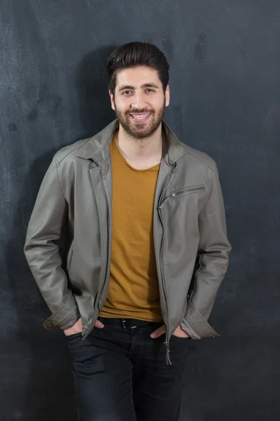 Retrato de um homem barbudo sobre fundo quadro — Fotografia de Stock