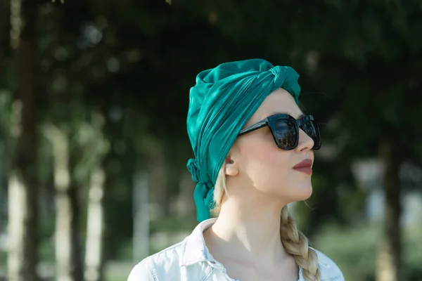 Vacker ung flicka poserar på bryggan med turban — Stockfoto