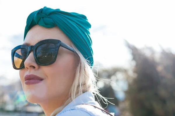 Menina bonita posando no cais com turbante — Fotografia de Stock