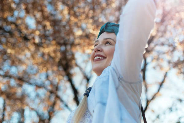 Bahar zaman mutlu kadın. Genç kız açık havada rahatlayın. Özgürlük — Stok fotoğraf