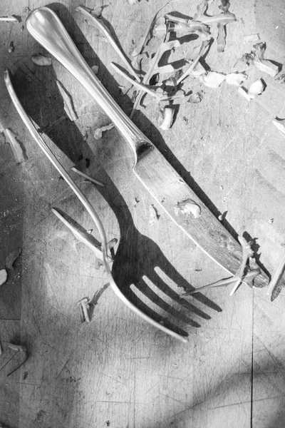 Порожня дерев'яна тарілка після їжі на дерев'яному столі — стокове фото