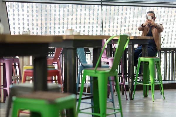 Genç adam bir selfie kahve dükkanında alarak