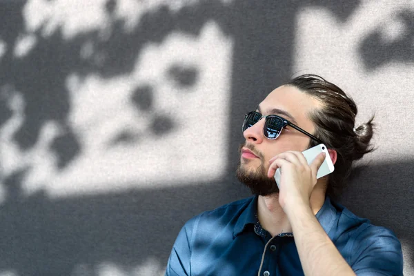 Genç adam zevk Evet sakallı - environme kadar başlayın