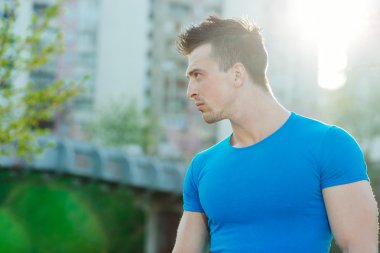 tramvay Caddesi üzerinde egzersiz erkek atlet