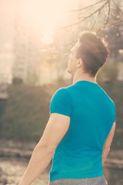 tramvay Caddesi üzerinde egzersiz erkek atlet