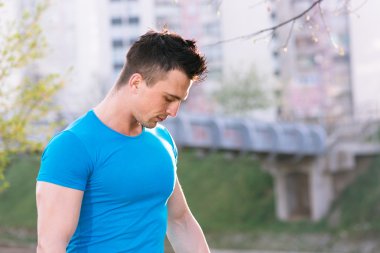 Yaşam tarzı portre sportif adam uygun şehirde, egzersiz, eğitim