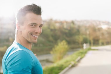 Uzun vadede sonra dinlenme odaklı yakışıklı sporcu