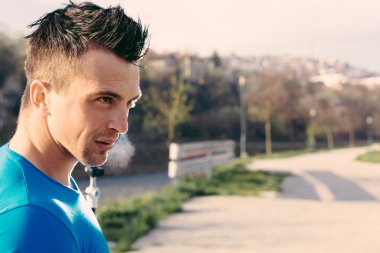 Uzun vadede sonra dinlenme odaklı yakışıklı sporcu