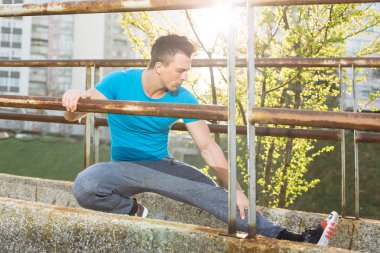 Streetdetermined yakışıklı sporcu eğitim ve CI içinde koşu