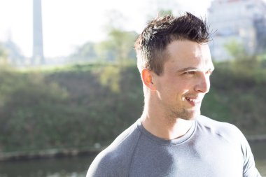 erkek atlet açık havada süre enj egzersiz sonra dinlenme portresi