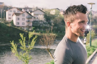 erkek atlet açık havada süre enj egzersiz sonra dinlenme portresi