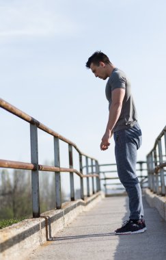 Koşu sonra yorgun. Genç adam Runnin dinlenme konsantre