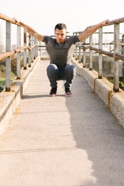 Koşu sonra yorgun. Genç adam Runnin dinlenme konsantre