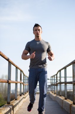 Hedefine doğru ilerliyor. Kendine güvenen genç adamın yan görünümü alo çalıştıran