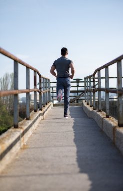 Hedefine doğru ilerliyor. Kendine güvenen genç adamın yan görünümü alo çalıştıran