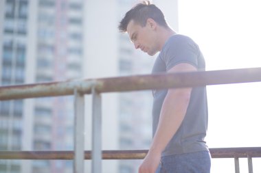 Th üzerinde koşu spor giyim giymiş güçlü bir fit erkek Portresi