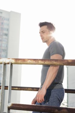 Th üzerinde koşu spor giyim giymiş güçlü bir fit erkek Portresi