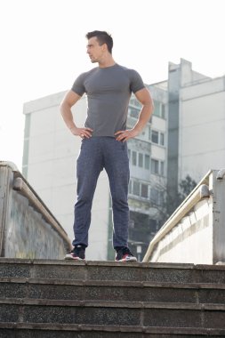 Th üzerinde koşu spor giyim giymiş güçlü bir fit erkek Portresi