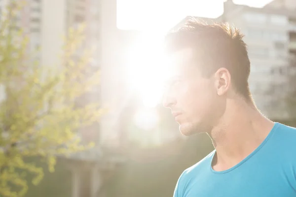 Estilo de vida retrato desportivo homem formação na cidade, treino, fit — Fotografia de Stock