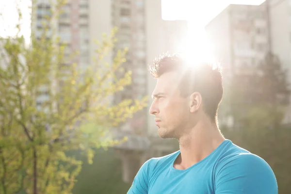 Estilo de vida retrato desportivo homem formação na cidade, treino, fit — Fotografia de Stock