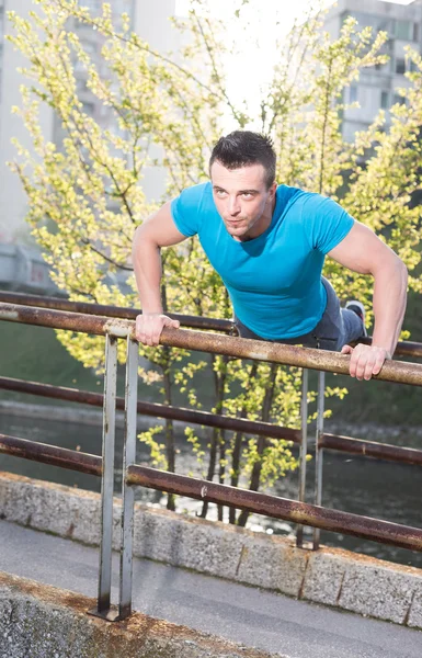 StreetDeterminado atleta guapo entrenar y correr en la ci — Foto de Stock