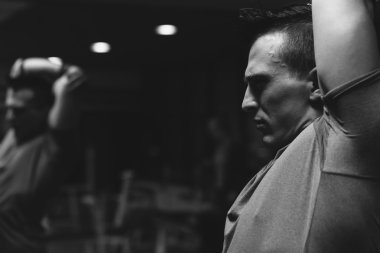 Yakışıklı adam spor salonunda egzersiz