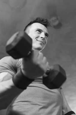 Spor salonunda halter kaldırma erkekte