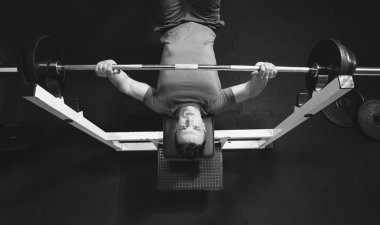 Kas adam spor salonunda bankta bir halter kaldırma, üst görünümü