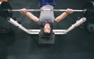 Çekici genç kaslı adam ağırlık kaldırma üst görünümü w iken