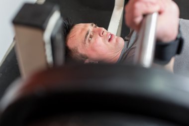 Çekici genç kaslı adam ağırlık kaldırma üst görünümü w iken