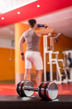 Spor salonu zemin üzerinde halter