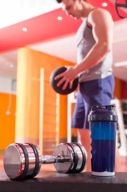 Beyaz protein, dambıl ve plastik karıştırıcı spor salonunda.