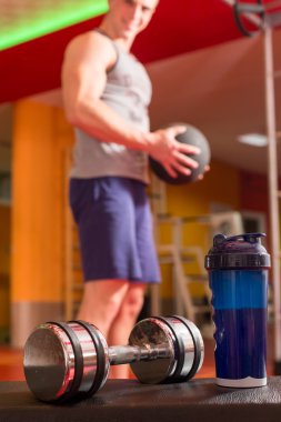 Beyaz protein, dambıl ve plastik karıştırıcı spor salonunda.