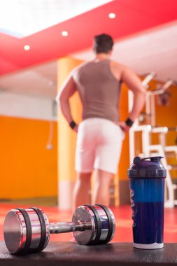 Beyaz protein, dambıl ve plastik karıştırıcı spor salonunda.