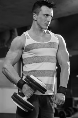 Spor salonu, adam, göğüs.