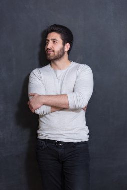 Yakışıklı Genç Adam Tebeşir Duvara Karşı Kamera Gülümsüyor