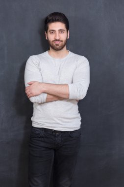 Yakışıklı Genç Adam Tebeşir Duvara Karşı Kamera Gülümsüyor