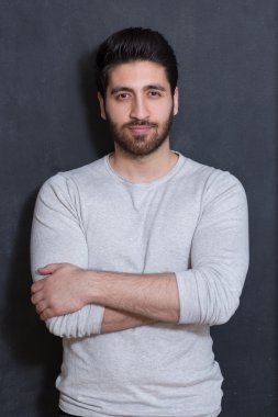 Yakışıklı Genç Adam Tebeşir Duvara Karşı Kamera Gülümsüyor