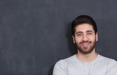 Yakışıklı Genç Adam Tebeşir Duvara Karşı Kamera Gülümsüyor