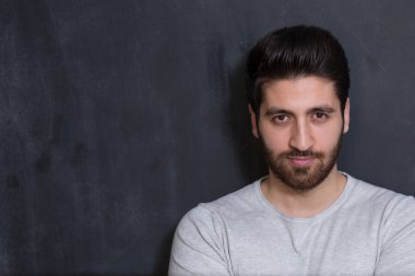 Yakışıklı Genç Adam Tebeşir Duvara Karşı Kamera Gülümsüyor