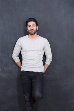 Yakışıklı ve kendinden emin. Standi gülümseyen yakışıklı genç