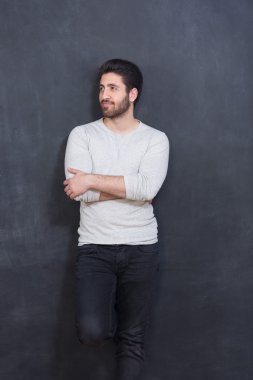 Yakışıklı ve kendinden emin. Standi gülümseyen yakışıklı genç