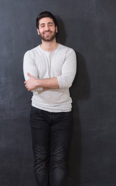 Kara tahta poz genç ve yakışıklı bir adam stüdyo resmi