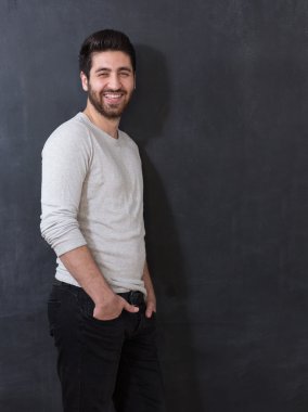 Kara tahta poz genç ve yakışıklı bir adam stüdyo resmi