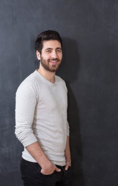 Kara tahta poz genç ve yakışıklı bir adam stüdyo resmi