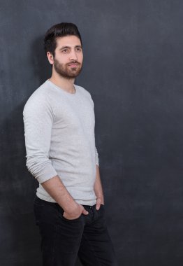 Kara tahta poz genç ve yakışıklı bir adam stüdyo resmi