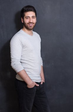 Kara tahta poz genç ve yakışıklı bir adam stüdyo resmi