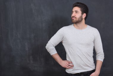 Bir şey kara tahta, gösterilen sakallı yakışıklı adam kopyalama sp